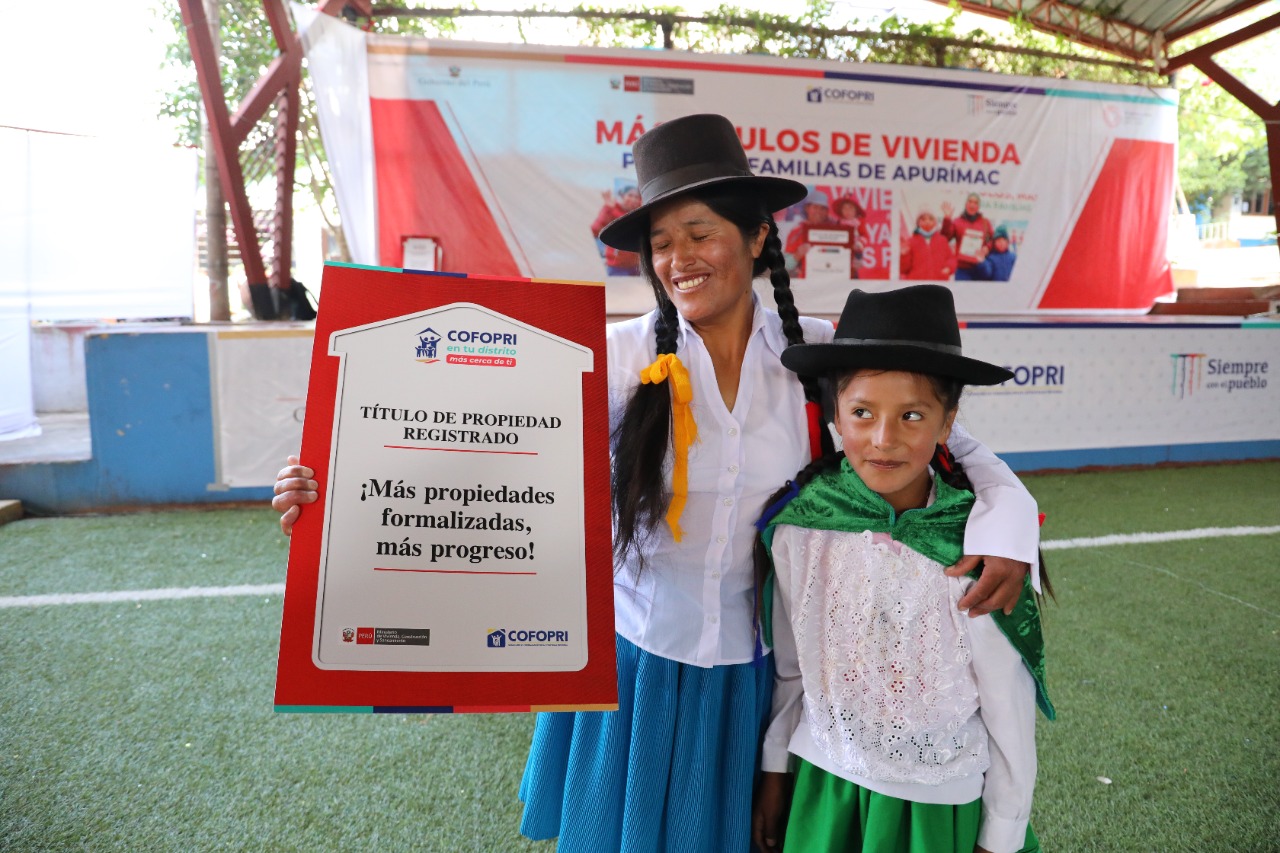 Madre de familia beneficiada con Título de Propiedad