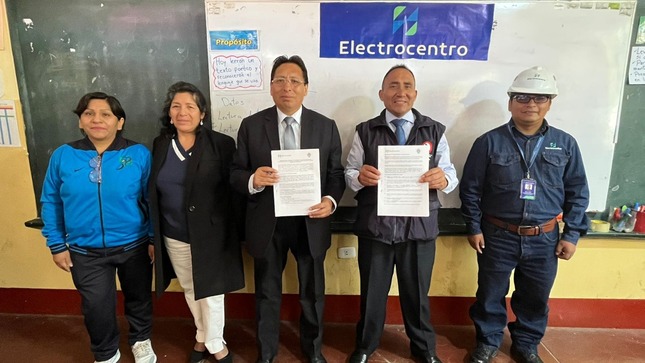 Imagen que representa la firma del convenio entre electrocentro y la dirección regional de educación ayacucho