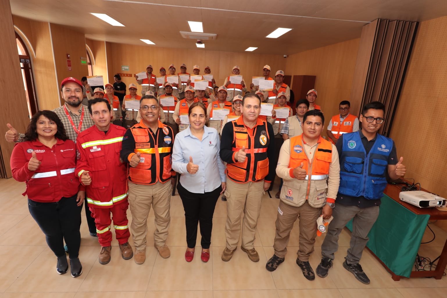 Foto grupal de los participantes en el curso junto a representantes de las instituciones involucradas en la organización.