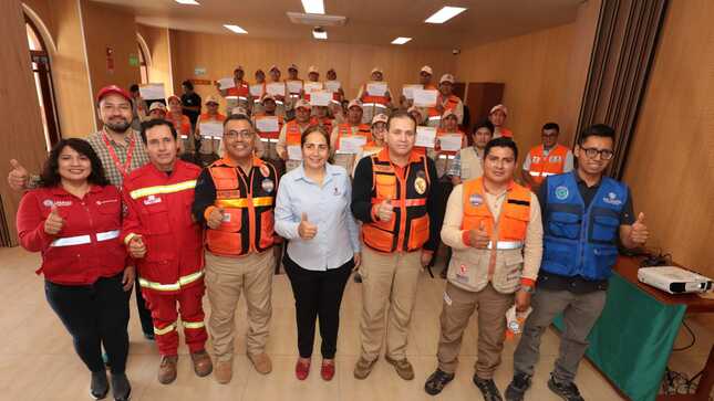 Foto grupal de los participantes en el curso junto a representantes de las instituciones involucradas en la organización.