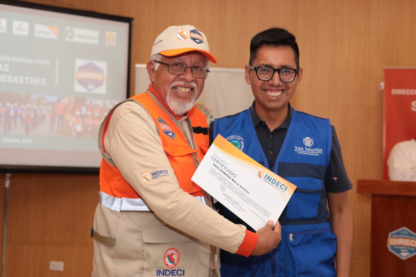 Participante del curso recibe certificado por parte del gerente regional de Planeamiento y Presupuesto del Goresam, Econ. Diego Javier Mercedes Briceño.