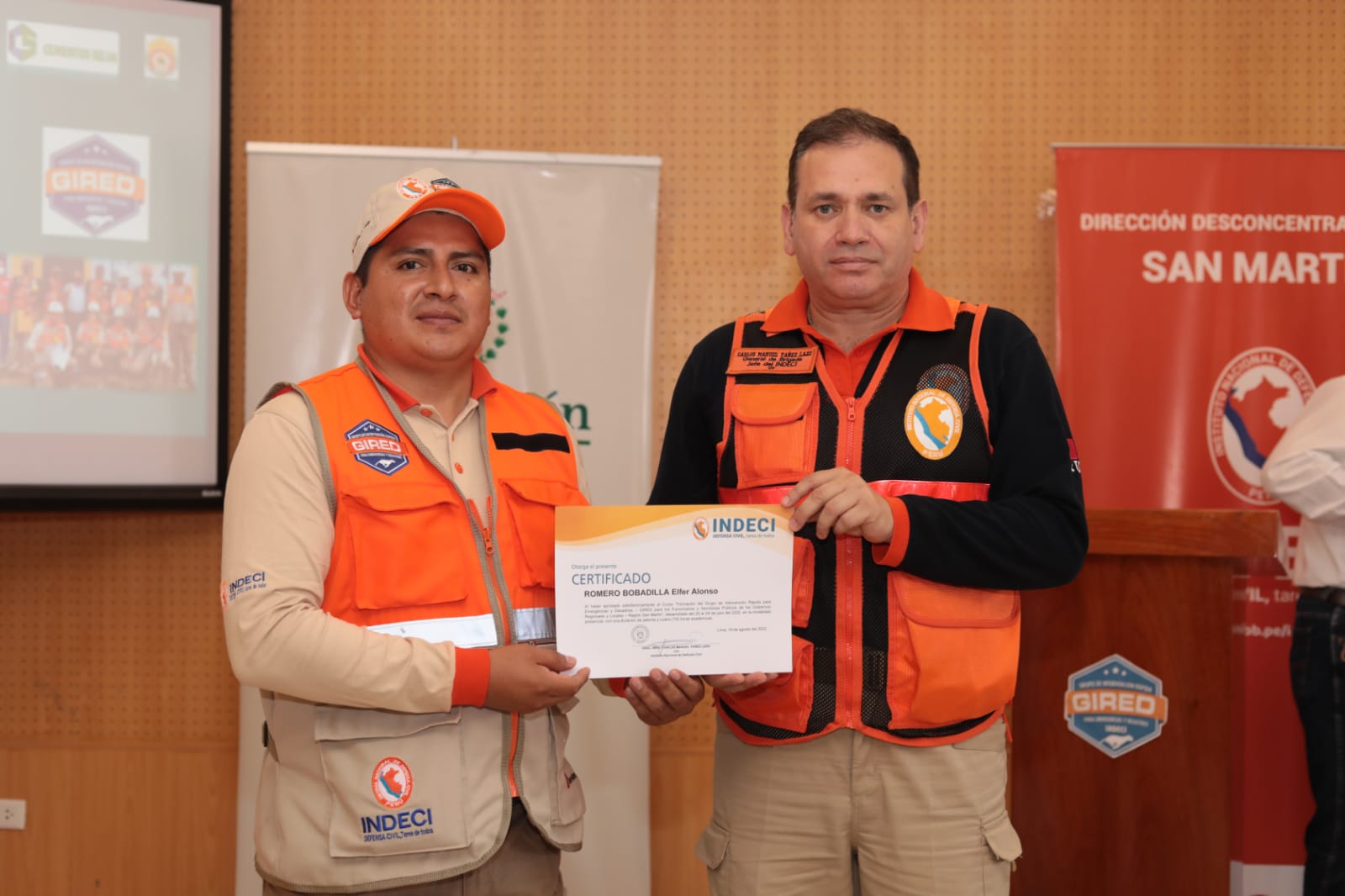 Participante del curso recibe certificado por parte del jefe de Orsdena, Ing. Alonso Romero Bobadilla.
