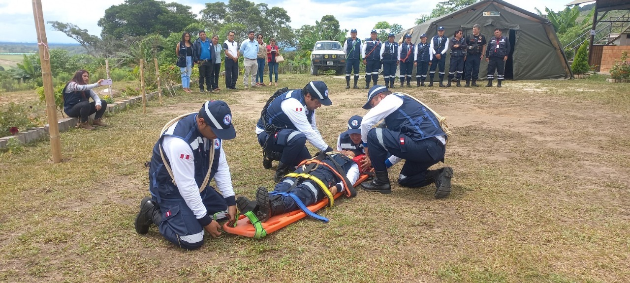 Participantes del curso de Formación de brigadistas para la intervención inicial en emergencias y/o desastres realizando ejercicios prácticos.