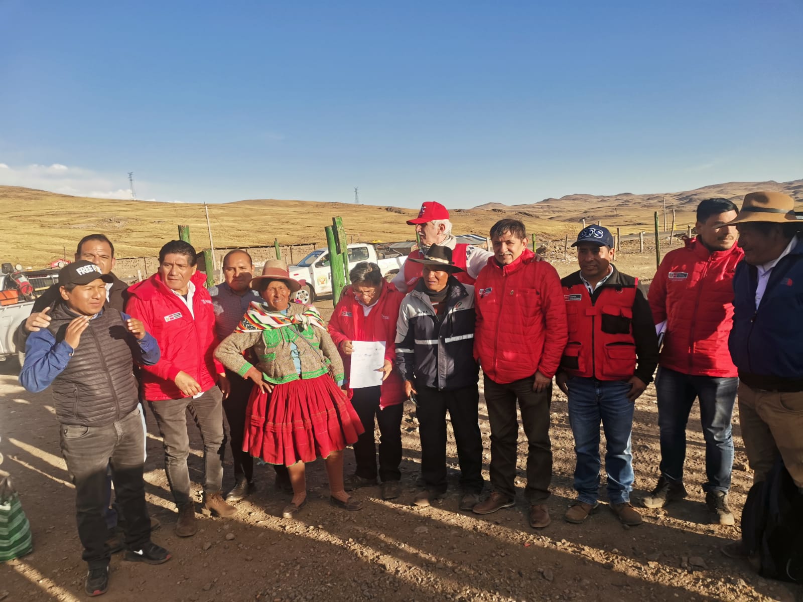 Culmina con éxito reunión con comunidades del distrito de Ocoruro en relación a la obra "Carretera Negromayo Yauri-San Genaro"