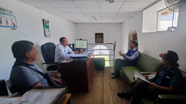 Comisionado se reúne con representante de institución sobre temas de agua