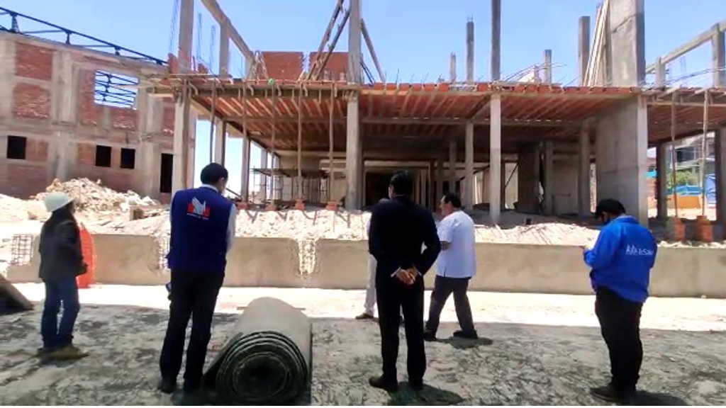 Comisionado supervisa obras de hospital
