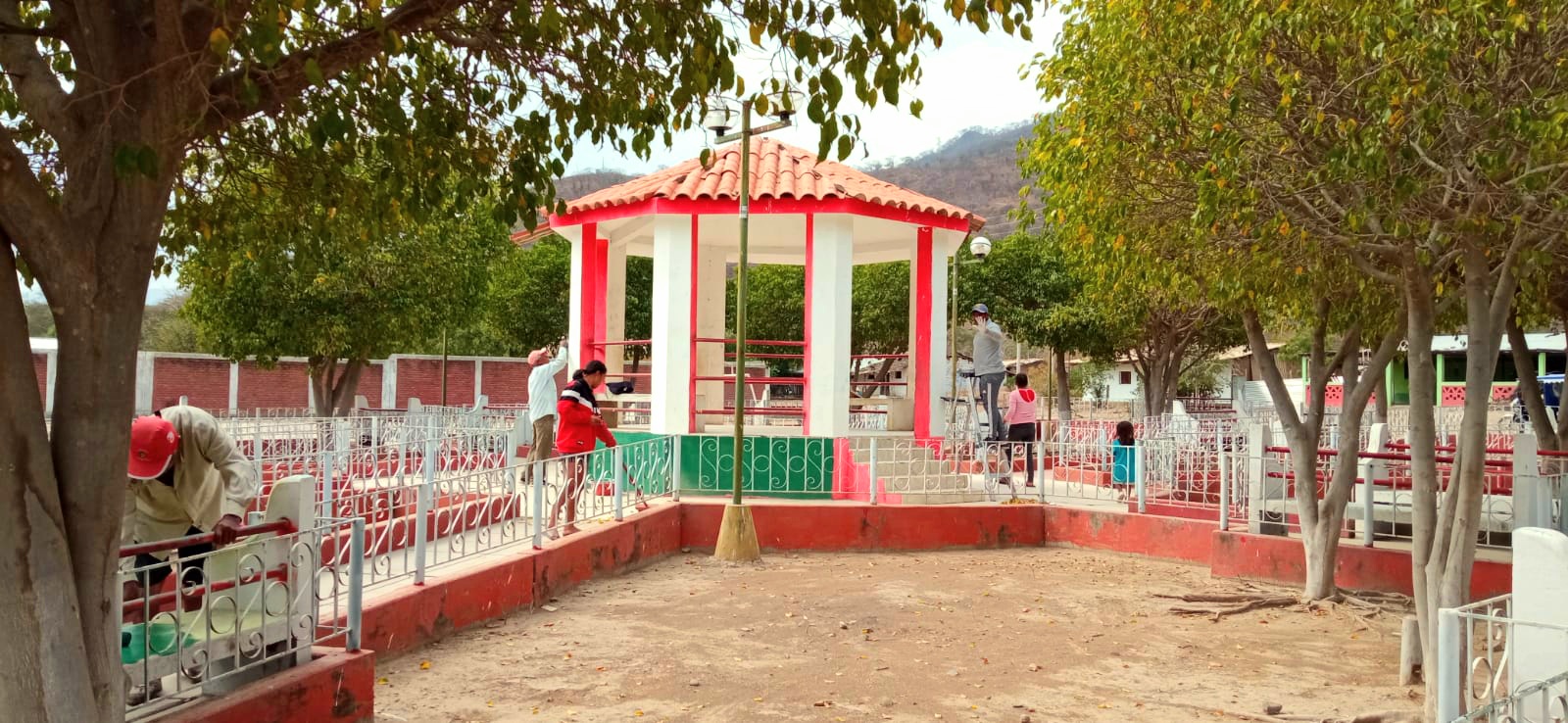 Municipalidad Distrital de Salitral realiza trabajos de mantenimiento en la plaza principal de Palo Blanco