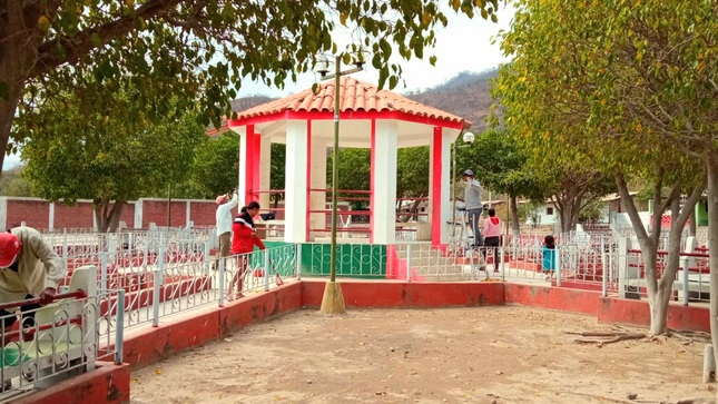 Municipalidad Distrital de Salitral realiza trabajos de mantenimiento en la plaza principal de Palo Blanco