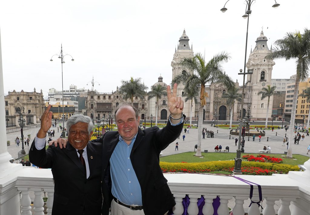 Alcalde de Lima, Miguel Romero Sotelo, junto al próximo alcalde, Rafael López Aliaga.