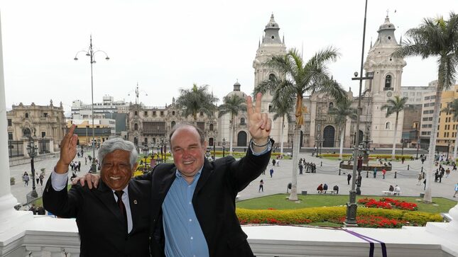 Alcalde de Lima, Miguel Romero Sotelo, junto al próximo alcalde, Rafael López Aliaga.