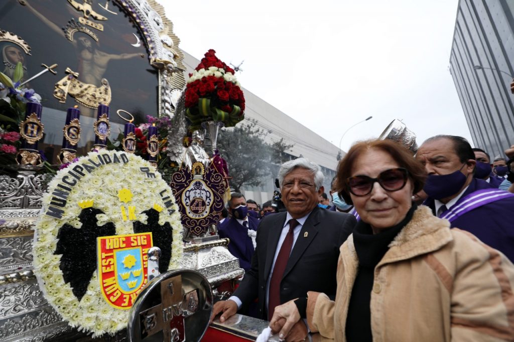 Alcalde Miguel Romero Sotelo participa en procesión del Señor de los Milagros.