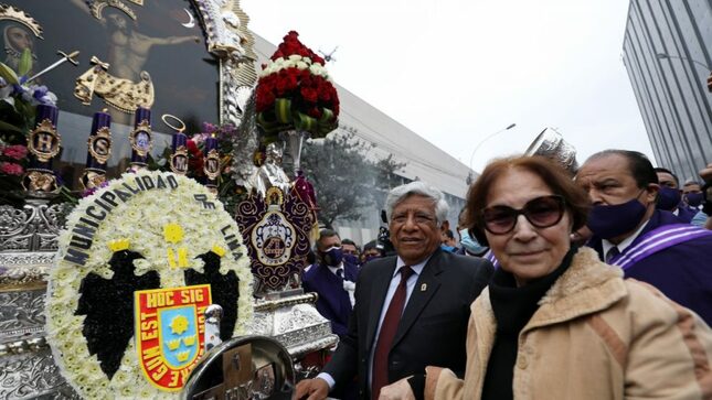 Alcalde Miguel Romero Sotelo participa en procesión del Señor de los Milagros.