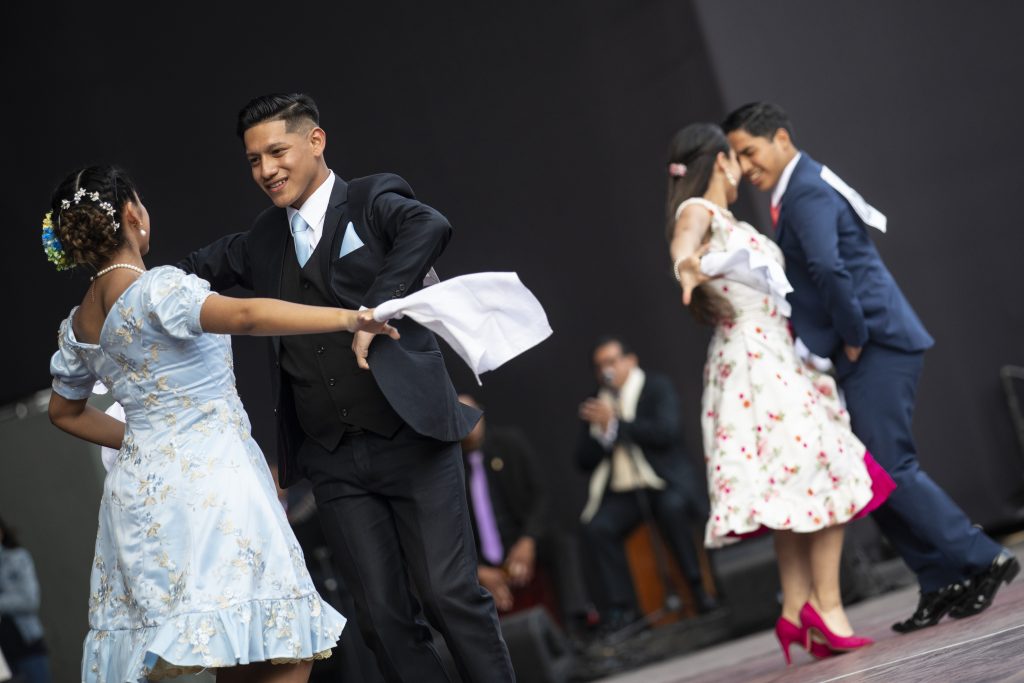 Parejas bailando marinera limeña en competencia.
