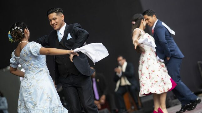 Parejas bailando marinera limeña en competencia.