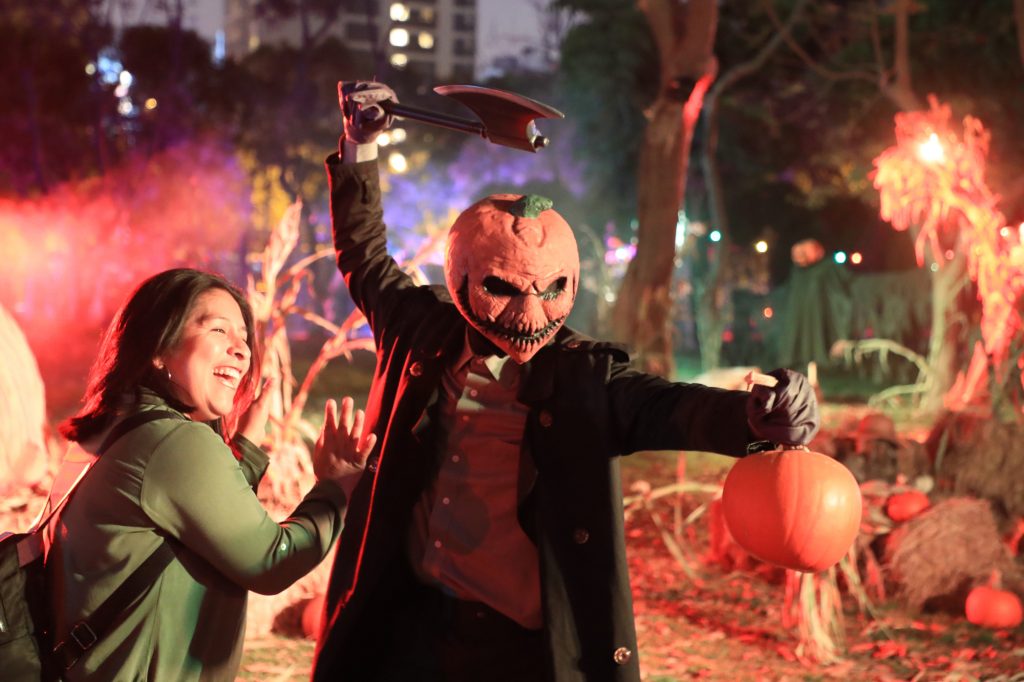 Jóvenes disfrazados por Halloween.