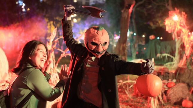 Jóvenes disfrazados por Halloween.