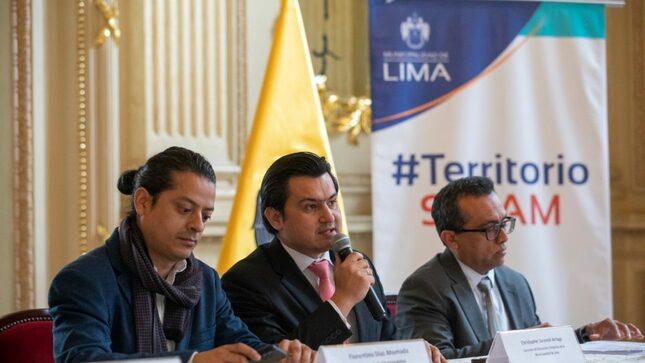 Funcionarios de la Municipalidad de Lima dialogando durante evento.