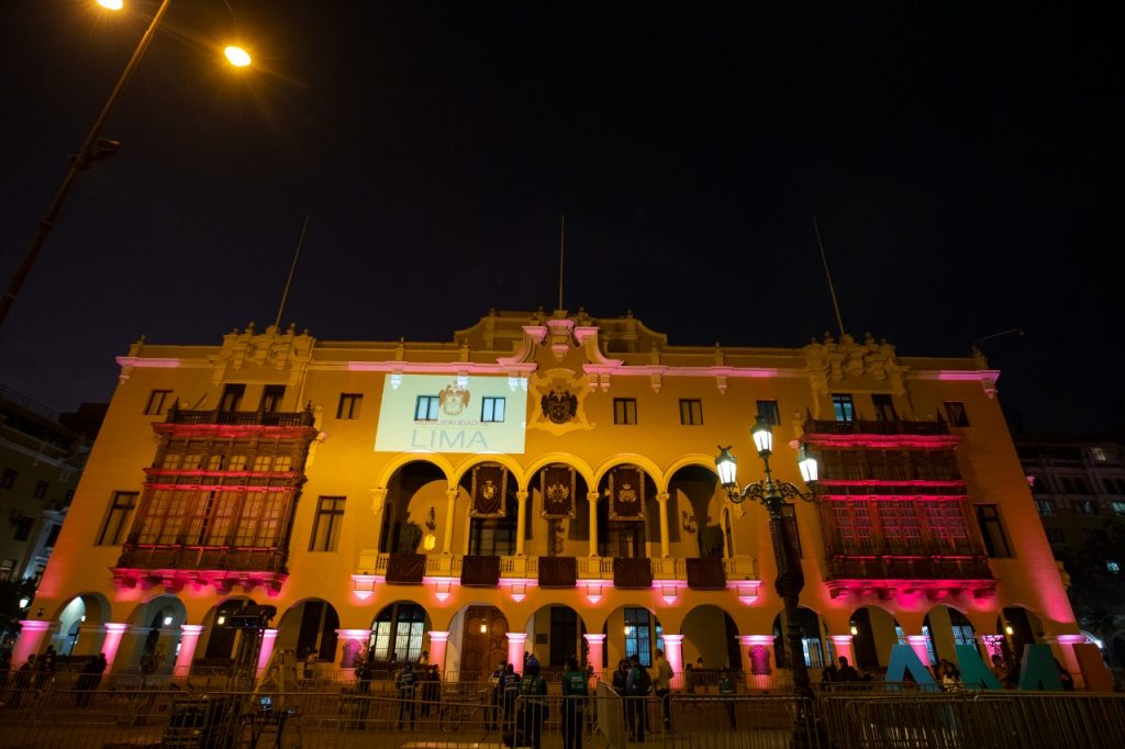 Fachada de la Municipalidad de Lima iluminada en homenaje al Día Internacional de la lucha contra el cáncer de mama.