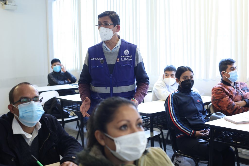Personal de Serenazgo de Lima realizando capacitación frente a media docena de serenos de otros distritos.