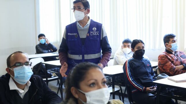 Personal de Serenazgo de Lima realizando capacitación frente a media docena de serenos de otros distritos.