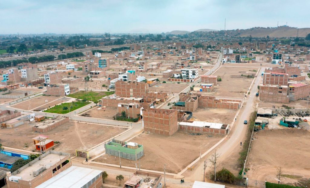 Fotografía panorámica de viviendas y terrenos en Lima.
