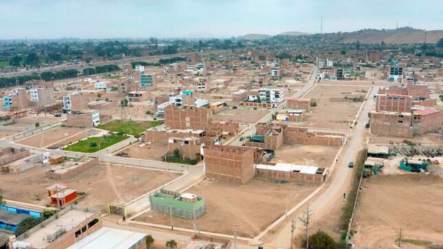 Fotografía panorámica de viviendas y terrenos en Lima.