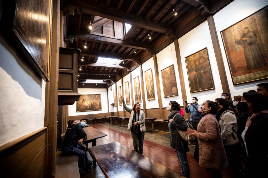 Visita de público a espacio histórico en el Centro de Lima.