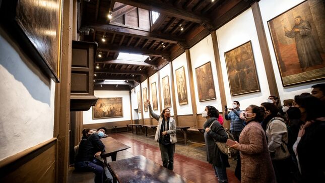 Visita de público a espacio histórico en el Centro de Lima.