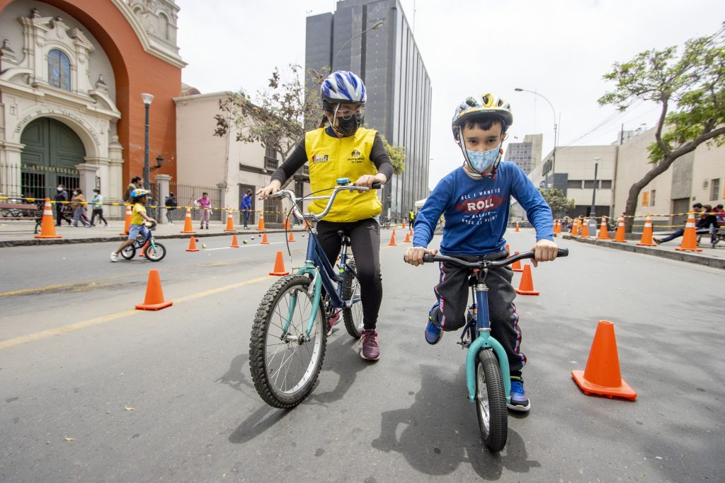 Niños manejando bicicleta.