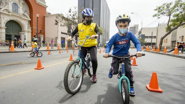 Niños manejando bicicleta.