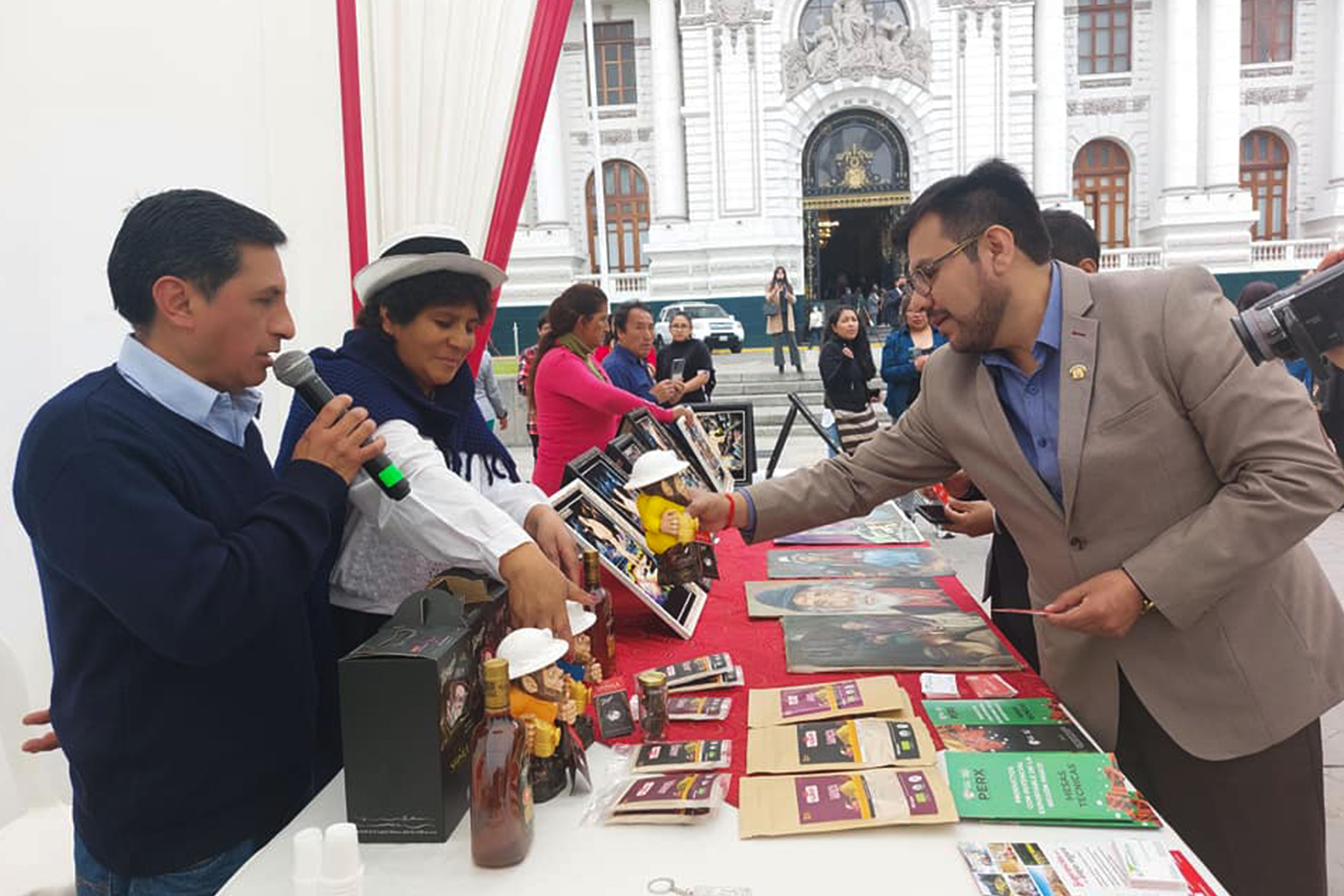 Productores pasqueños exponiendo sus productos en la explanada del Congreso de la República.