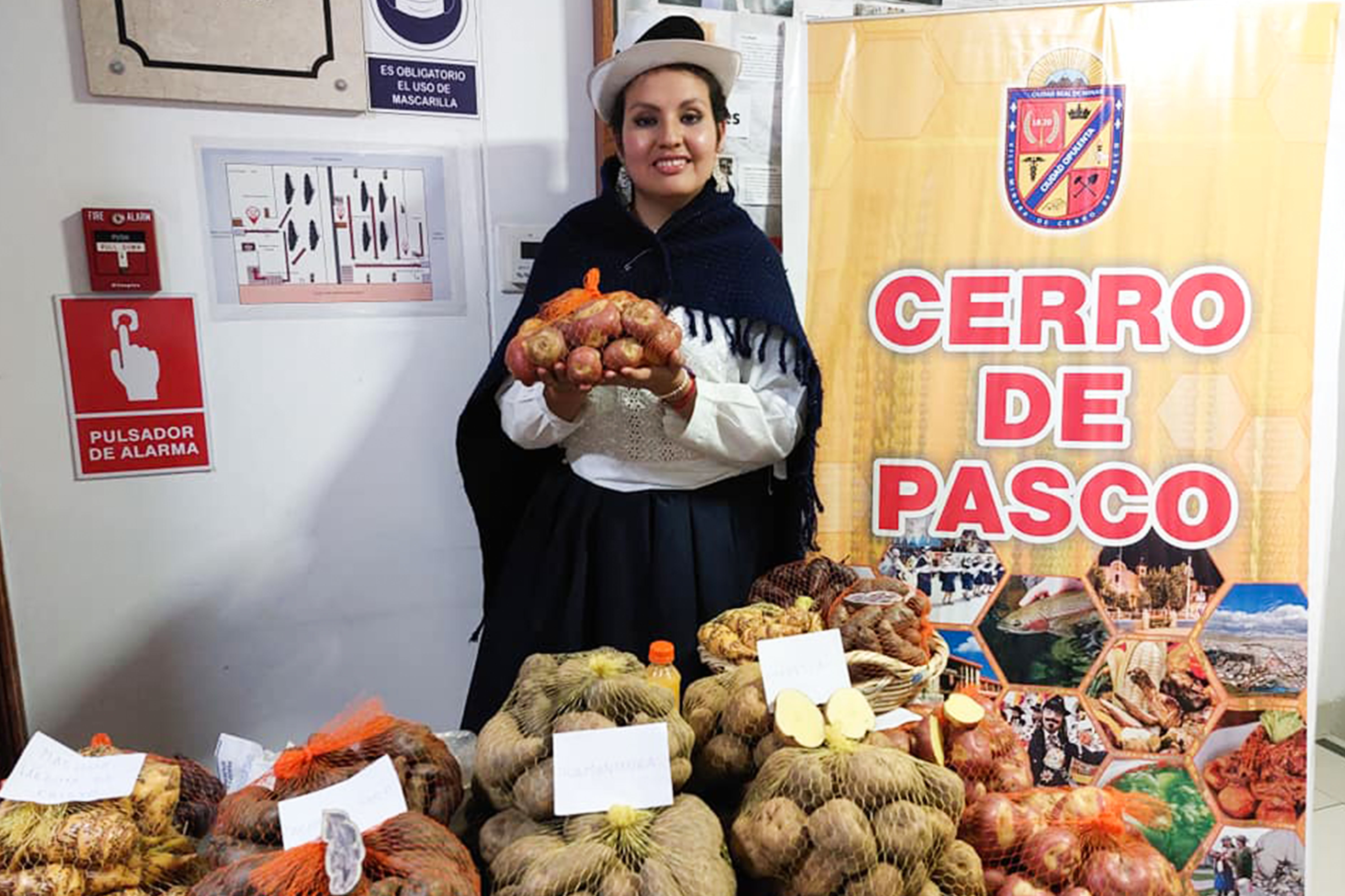 Productora cerreña exponiendo sus productos.