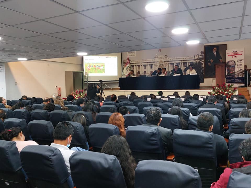 Diferentes productores del Perú participando del foro "Oportunidad Comercial del Perú en EE. UU" desarrollado en el Congreso de la República.