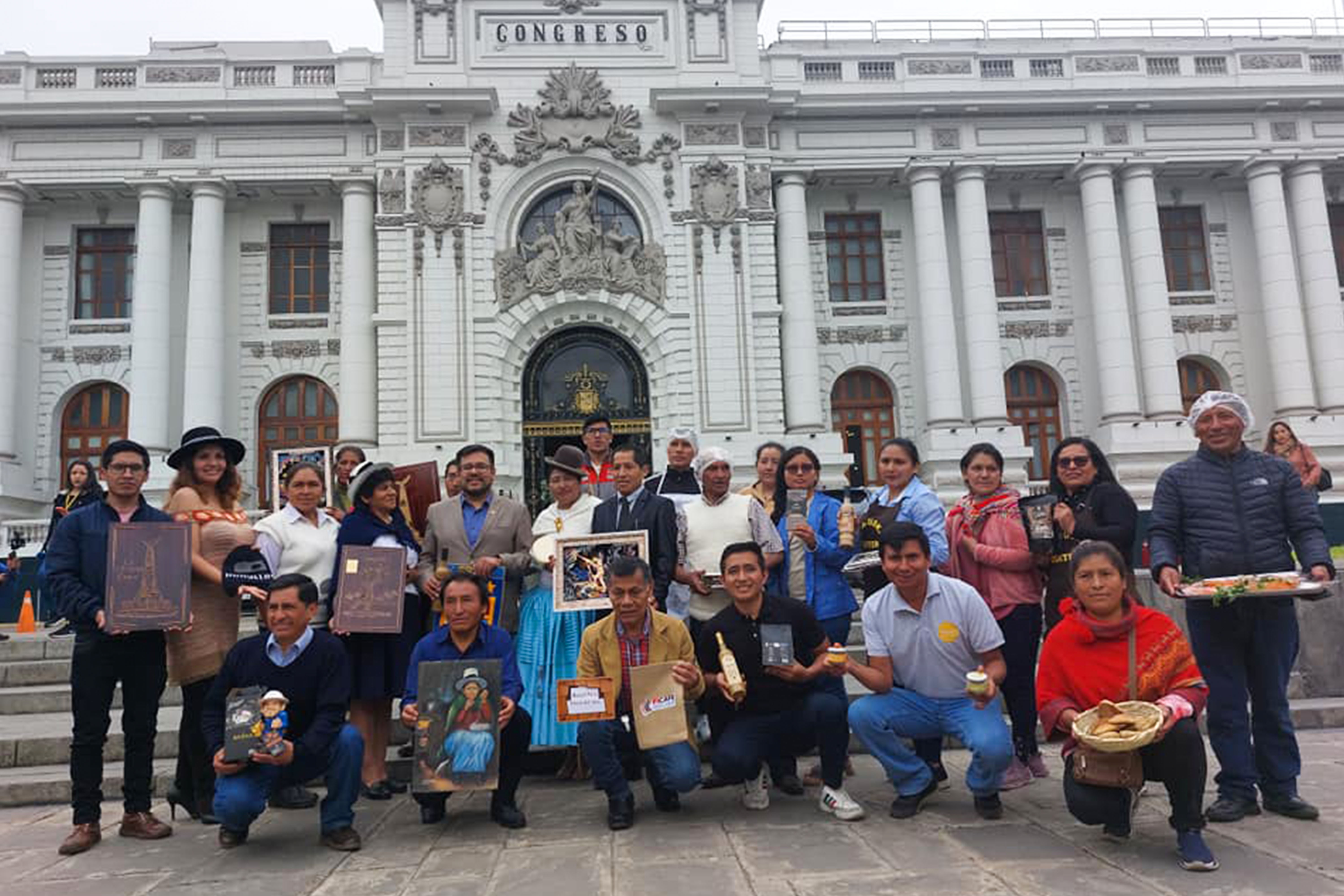 Foto general de todos los productores y demás autoridades que participaron del Foro en ciudad capital.