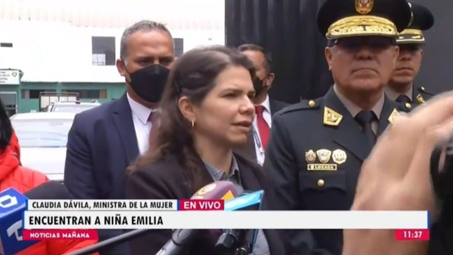 Ministra de la Mujer, Claudia Dávila, informa a los medios de comunicación que la niña Emilia apareció.