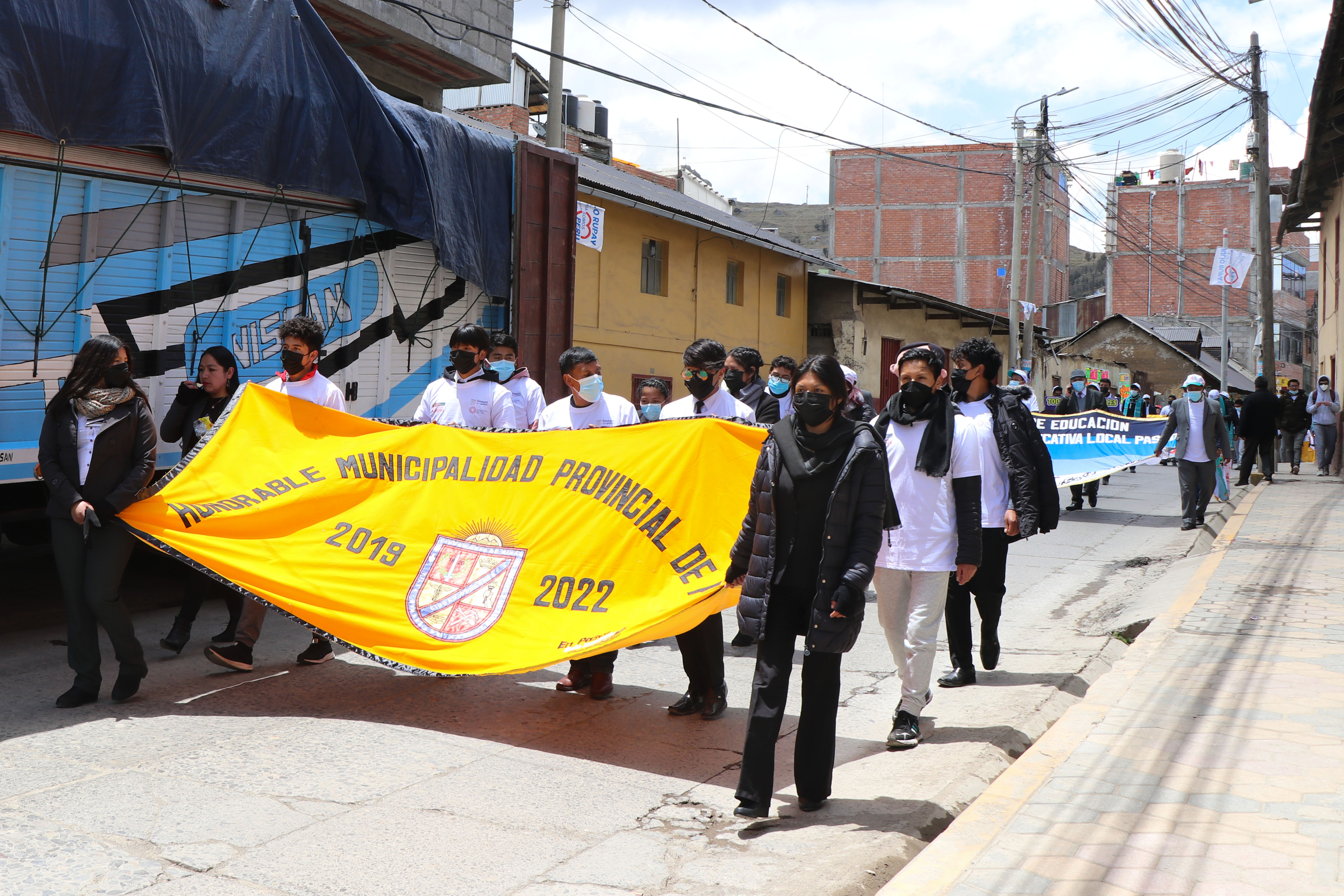 Personal de la municipalidad participando de la caminata por el lanzamiento de la campaña “Más Hombres sin Violencia Contra la Mujer”.