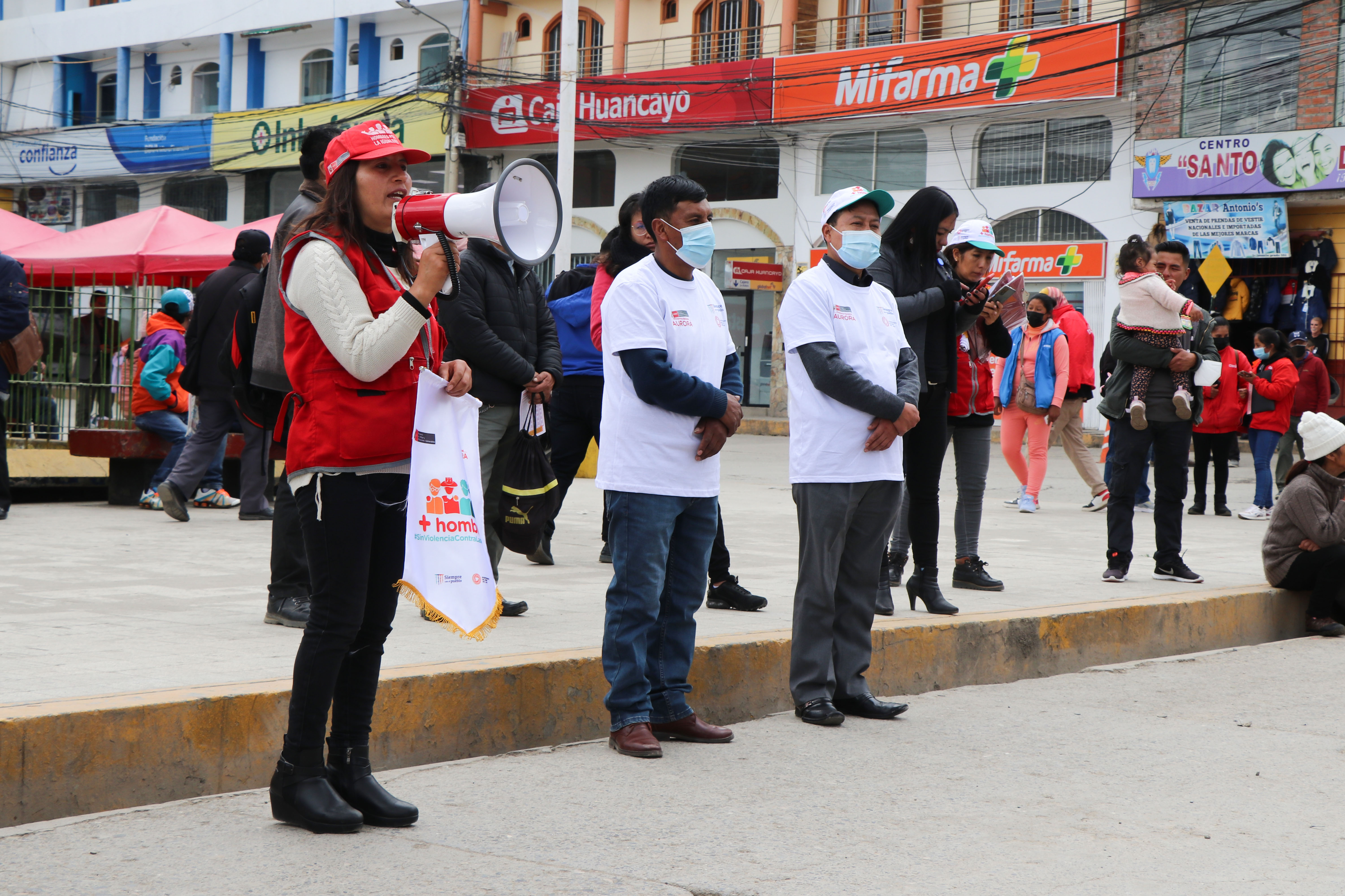 Lanzamiento de la campaña por parte de los representantes del Centro Emergencia Mujer Pasco.