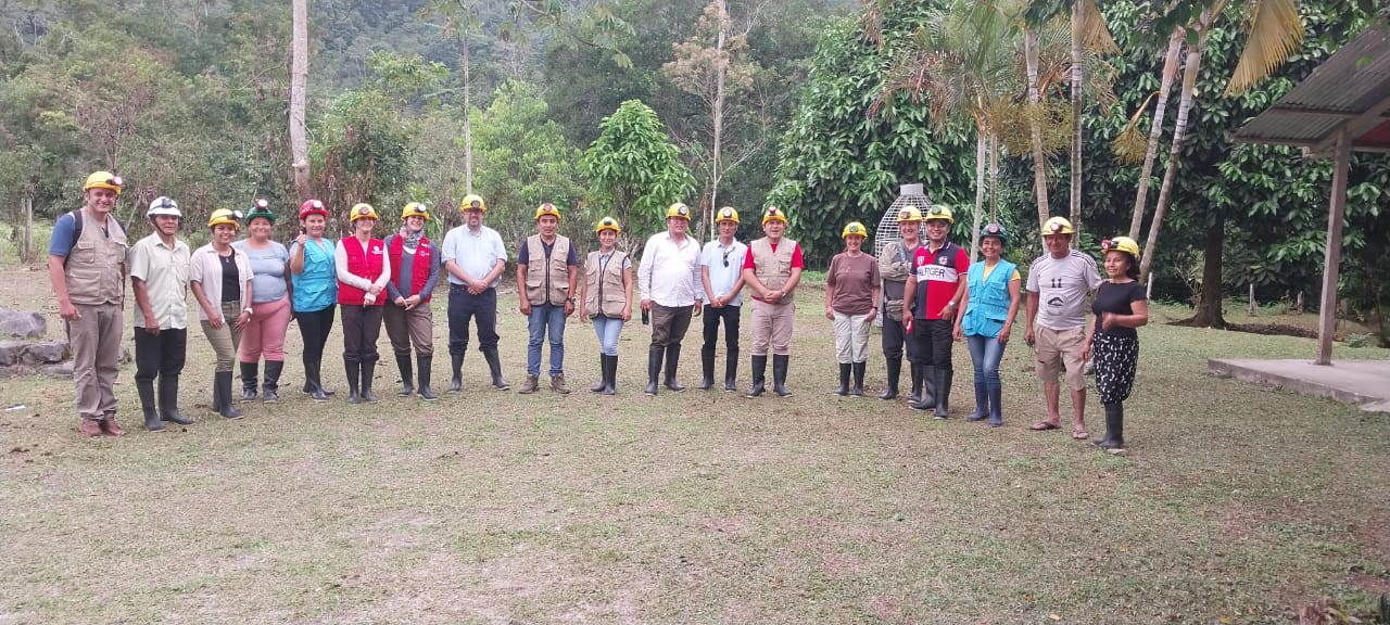 Foto grupal representante del gobierno regional, junto a miembros de las asociaciones que vienen impulsando la reactivación de este atractivo.