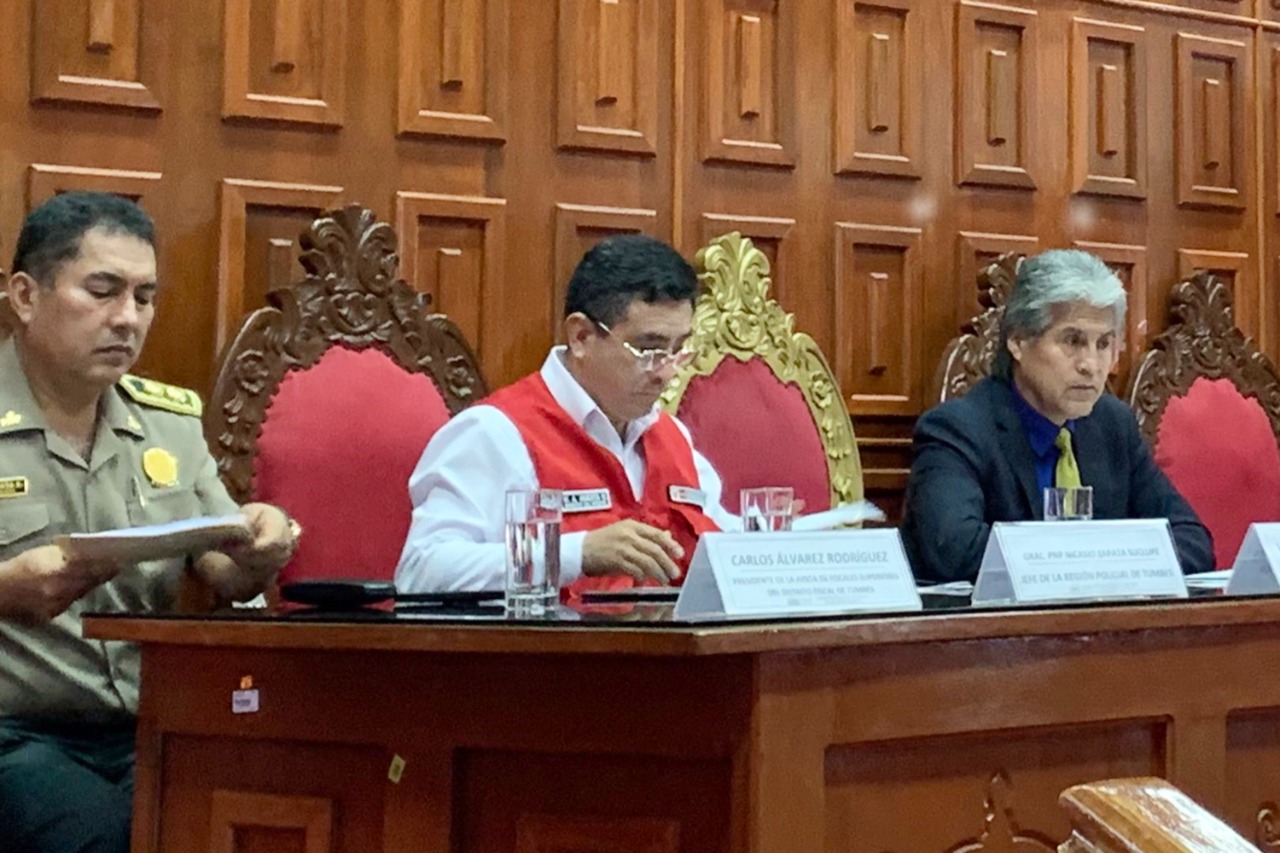 El ministro del Interior, Willy Huerta Olivas, planteó hoy la creación de una unidad ejecutora especializada en temas de frontera de la Policía Nacional del Perú (PNP) en Tumbes, con el objetivo de agilizar y reforzar el apoyo para el trabajo que realizan las fuerzas del orden en esta zona del país.
Desde la ciudad de Tumbes, donde participó en la séptima sesión descentralizada de la Comisión Especial Multipartidaria de Seguridad Ciudadana del Congreso de la República, el titular del Ministerio del Interior (Mininter) dispuso que el jefe de la Región Policial Tumbes, Gral. PNP Nicasio Zapata Súclupe, se encargue de formular el expediente para la creación de la mencionada unidad ejecutora.
De igual forma, el ministro Huerta sostuvo que, en el marco de la política del Gobierno Nacional para fortalecer la seguridad ciudadana, el sector Interior evalúa la declaratoria del estado de emergencia en las regiones de Piura y Tumbes con la finalidad de enfrentar la delincuencia y el crimen organizado en las zonas de frontera con más eficacia.
“Para ello se ha dispuesto que los jefes policiales de ambas regiones se encarguen de formular los expedientes técnicos para ver la viabilidad de declarar el estado de emergencia en estas dos regiones”, puntualizó.
Por otra parte, Huerta Olivas señaló que, en un esfuerzo multisectorial para frenar la migración ilegal en la línea de frontera de Perú y Ecuador, se han ejecutado operativos conjuntos para destruir puentes clandestinos en la zona de frontera de Aguas Verdes.
También informó que la filial de la Superintendencia Nacional de Migraciones en Tumbes ha ejecutado 52 operativos contra la migración ilegal desde enero a la fecha. Las acciones permitieron la intervención de 2387 ciudadanos extranjeros, de los cuales 2152 fueron puestos a disposición de la Policía Nacional por ingreso irregular y documentos fraudulentos.
“Gracias a este trabajo conjunto el índice delictivo en esta región ha disminuido. Sin embargo, este esfuerzo no es a corto plazo, sino a mediano y largo plazo e involucra a todas las autoridades regionales, locales y a la ciudadanía bajo la premisa que la seguridad ciudadana no solo es tarea del Gobierno, sino un compromiso de todos”, enfatizó el titular del Mininter.
En otro momento, el titular del Interior hizo hincapié en la necesidad de poner en práctica la Política Nacional Multisectorial de Seguridad Ciudadana con una visión de largo plazo. Esto, para enfrentar a la criminalidad con mayor eficacia en cada rincón del país, especialmente en las zonas fronterizas.
Durante su participación en la mencionada sesión, Huerta Olivas también destacó que la estrategia del sector Interior para combatir el crimen organizado se basa en cuatro pilares. En primer lugar, la inteligencia humana y tecnológica; así como la participación de unidades especializadas de la PNP.
Un tercer aspecto es el trabajo conjunto con el Ministerio Público, en especial con la Fiscalía Contra el Crimen Organizado. Finalmente, el desarrollo de acciones policiales con respeto al debido proceso y derechos fundamentales durante las fases de la investigación.
Tras la sesión, el ministro del Interior continuó con su agenda de trabajo en la región Tumbes, donde realizó visitas de supervisión en comisarías y puestos fronterizos.