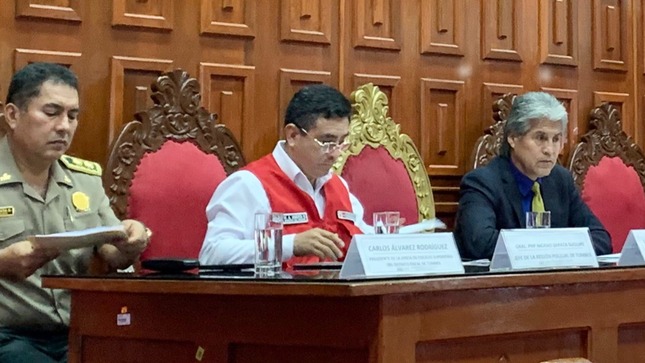 El ministro del Interior, Willy Huerta Olivas, planteó hoy la creación de una unidad ejecutora especializada en temas de frontera de la Policía Nacional del Perú (PNP) en Tumbes, con el objetivo de agilizar y reforzar el apoyo para el trabajo que realizan las fuerzas del orden en esta zona del país.

Desde la ciudad de Tumbes, donde participó en la séptima sesión descentralizada de la Comisión Especial Multipartidaria de Seguridad Ciudadana del Congreso de la República, el titular del Ministerio del Interior (Mininter) dispuso que el jefe de la Región Policial Tumbes, Gral. PNP Nicasio Zapata Súclupe, se encargue de formular el expediente para la creación de la mencionada unidad ejecutora. 
De igual forma, el ministro Huerta sostuvo que, en el marco de la política del Gobierno Nacional para fortalecer la seguridad ciudadana, el sector Interior evalúa la declaratoria del estado de emergencia en las regiones de Piura y Tumbes con la finalidad de enfrentar la delincuencia y el crimen organizado en las zonas de frontera con más eficacia.
“Para ello se ha dispuesto que los jefes policiales de ambas regiones se encarguen de formular los expedientes técnicos para ver la viabilidad de declarar el estado de emergencia en estas dos regiones”, puntualizó.
Por otra parte, Huerta Olivas señaló que, en un esfuerzo multisectorial para frenar la migración ilegal en la línea de frontera de Perú y Ecuador, se han ejecutado operativos conjuntos para destruir puentes clandestinos en la zona de frontera de Aguas Verdes. 
También informó que la filial de la Superintendencia Nacional de Migraciones en Tumbes ha ejecutado 52 operativos contra la migración ilegal desde enero a la fecha. Las acciones permitieron la intervención de 2387 ciudadanos extranjeros, de los cuales 2152 fueron puestos a disposición de la Policía Nacional por ingreso irregular y documentos fraudulentos.
“Gracias a este trabajo conjunto el índice delictivo en esta región ha disminuido. Sin embargo, este esfuerzo no es a corto plazo, sino a mediano y largo plazo e involucra a todas las autoridades regionales, locales y a la ciudadanía bajo la premisa que la seguridad ciudadana no solo es tarea del Gobierno, sino un compromiso de todos”, enfatizó el titular del Mininter.

En otro momento, el titular del Interior hizo hincapié en la necesidad de poner en práctica la Política Nacional Multisectorial de Seguridad Ciudadana con una visión de largo plazo. Esto, para enfrentar a la criminalidad con mayor eficacia en cada rincón del país, especialmente en las zonas fronterizas.

Durante su participación en la mencionada sesión, Huerta Olivas también destacó que la estrategia del sector Interior para combatir el crimen organizado se basa en cuatro pilares. En primer lugar, la inteligencia humana y tecnológica; así como la participación de unidades especializadas de la PNP.

Un tercer aspecto es el trabajo conjunto con el Ministerio Público, en especial con la Fiscalía Contra el Crimen Organizado. Finalmente, el desarrollo de acciones policiales con respeto al debido proceso y derechos fundamentales durante las fases de la investigación.

Tras la sesión, el ministro del Interior continuó con su agenda de trabajo en la región Tumbes, donde realizó visitas de supervisión en comisarías y puestos fronterizos. 

