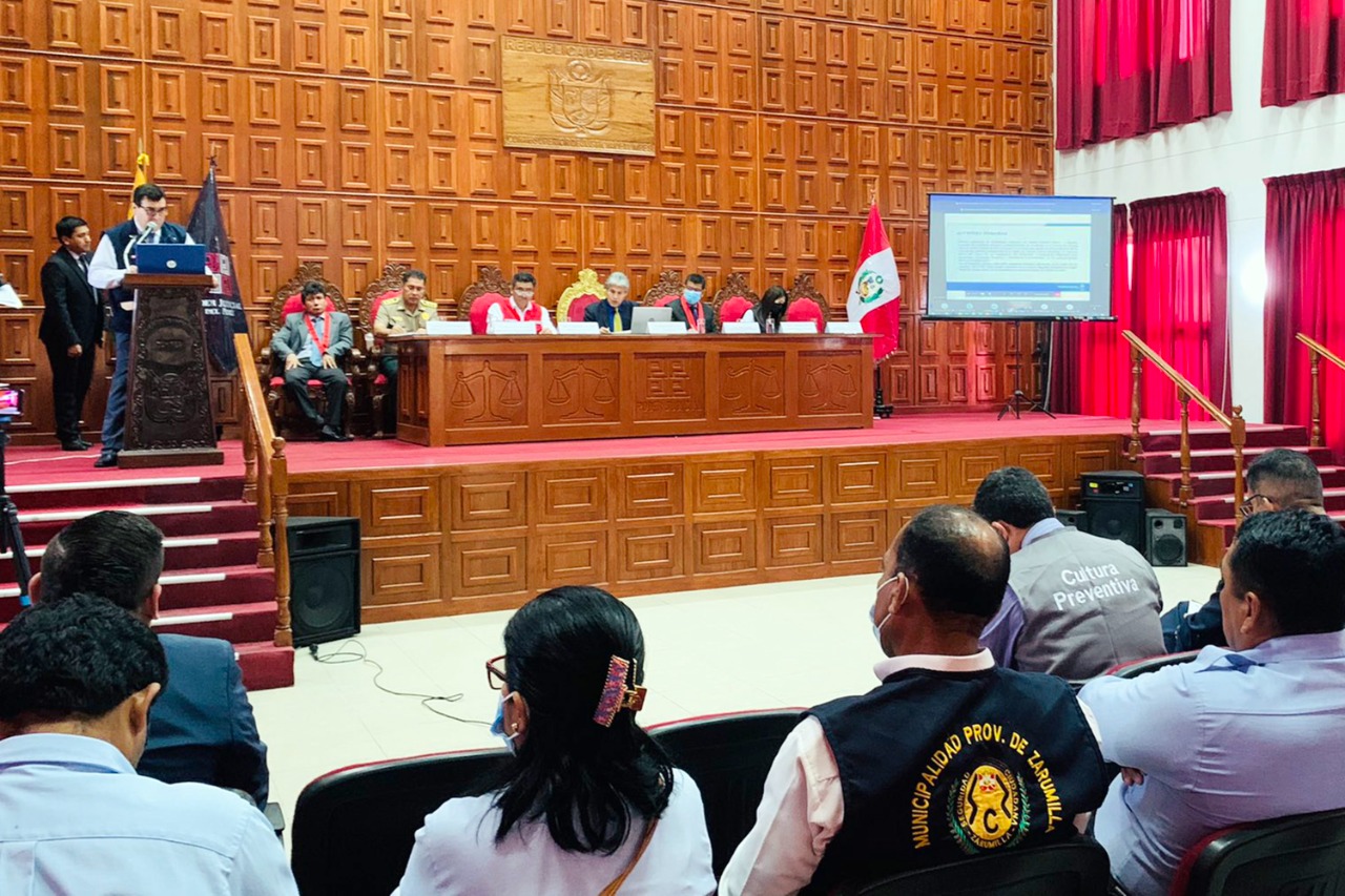 El ministro del Interior, Willy Huerta Olivas, planteó hoy la creación de una unidad ejecutora especializada en temas de frontera de la Policía Nacional del Perú (PNP) en Tumbes, con el objetivo de agilizar y reforzar el apoyo para el trabajo que realizan las fuerzas del orden en esta zona del país.
Desde la ciudad de Tumbes, donde participó en la séptima sesión descentralizada de la Comisión Especial Multipartidaria de Seguridad Ciudadana del Congreso de la República, el titular del Ministerio del Interior (Mininter) dispuso que el jefe de la Región Policial Tumbes, Gral. PNP Nicasio Zapata Súclupe, se encargue de formular el expediente para la creación de la mencionada unidad ejecutora.
De igual forma, el ministro Huerta sostuvo que, en el marco de la política del Gobierno Nacional para fortalecer la seguridad ciudadana, el sector Interior evalúa la declaratoria del estado de emergencia en las regiones de Piura y Tumbes con la finalidad de enfrentar la delincuencia y el crimen organizado en las zonas de frontera con más eficacia.
“Para ello se ha dispuesto que los jefes policiales de ambas regiones se encarguen de formular los expedientes técnicos para ver la viabilidad de declarar el estado de emergencia en estas dos regiones”, puntualizó.
Por otra parte, Huerta Olivas señaló que, en un esfuerzo multisectorial para frenar la migración ilegal en la línea de frontera de Perú y Ecuador, se han ejecutado operativos conjuntos para destruir puentes clandestinos en la zona de frontera de Aguas Verdes.
También informó que la filial de la Superintendencia Nacional de Migraciones en Tumbes ha ejecutado 52 operativos contra la migración ilegal desde enero a la fecha. Las acciones permitieron la intervención de 2387 ciudadanos extranjeros, de los cuales 2152 fueron puestos a disposición de la Policía Nacional por ingreso irregular y documentos fraudulentos.
“Gracias a este trabajo conjunto el índice delictivo en esta región ha disminuido. Sin embargo, este esfuerzo no es a corto plazo, sino a mediano y largo plazo e involucra a todas las autoridades regionales, locales y a la ciudadanía bajo la premisa que la seguridad ciudadana no solo es tarea del Gobierno, sino un compromiso de todos”, enfatizó el titular del Mininter.
En otro momento, el titular del Interior hizo hincapié en la necesidad de poner en práctica la Política Nacional Multisectorial de Seguridad Ciudadana con una visión de largo plazo. Esto, para enfrentar a la criminalidad con mayor eficacia en cada rincón del país, especialmente en las zonas fronterizas.
Durante su participación en la mencionada sesión, Huerta Olivas también destacó que la estrategia del sector Interior para combatir el crimen organizado se basa en cuatro pilares. En primer lugar, la inteligencia humana y tecnológica; así como la participación de unidades especializadas de la PNP.
Un tercer aspecto es el trabajo conjunto con el Ministerio Público, en especial con la Fiscalía Contra el Crimen Organizado. Finalmente, el desarrollo de acciones policiales con respeto al debido proceso y derechos fundamentales durante las fases de la investigación.
Tras la sesión, el ministro del Interior continuó con su agenda de trabajo en la región Tumbes, donde realizó visitas de supervisión en comisarías y puestos fronterizos.