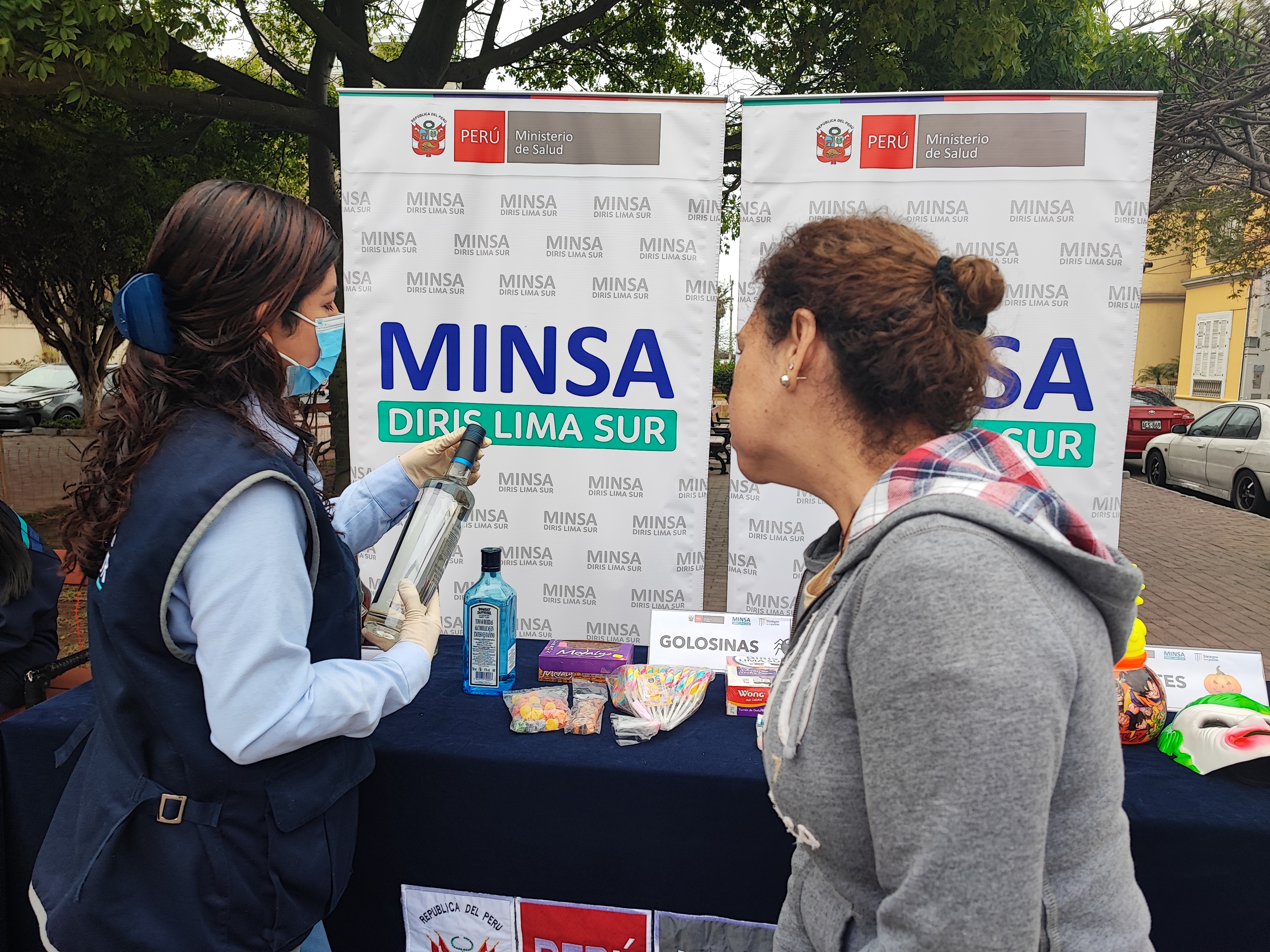 Diris Lima Sur a través de mesa demostrativa advirtió sobre riesgo de comprar golosinas, bebidas alcohólicas y juguetes sin garantía
