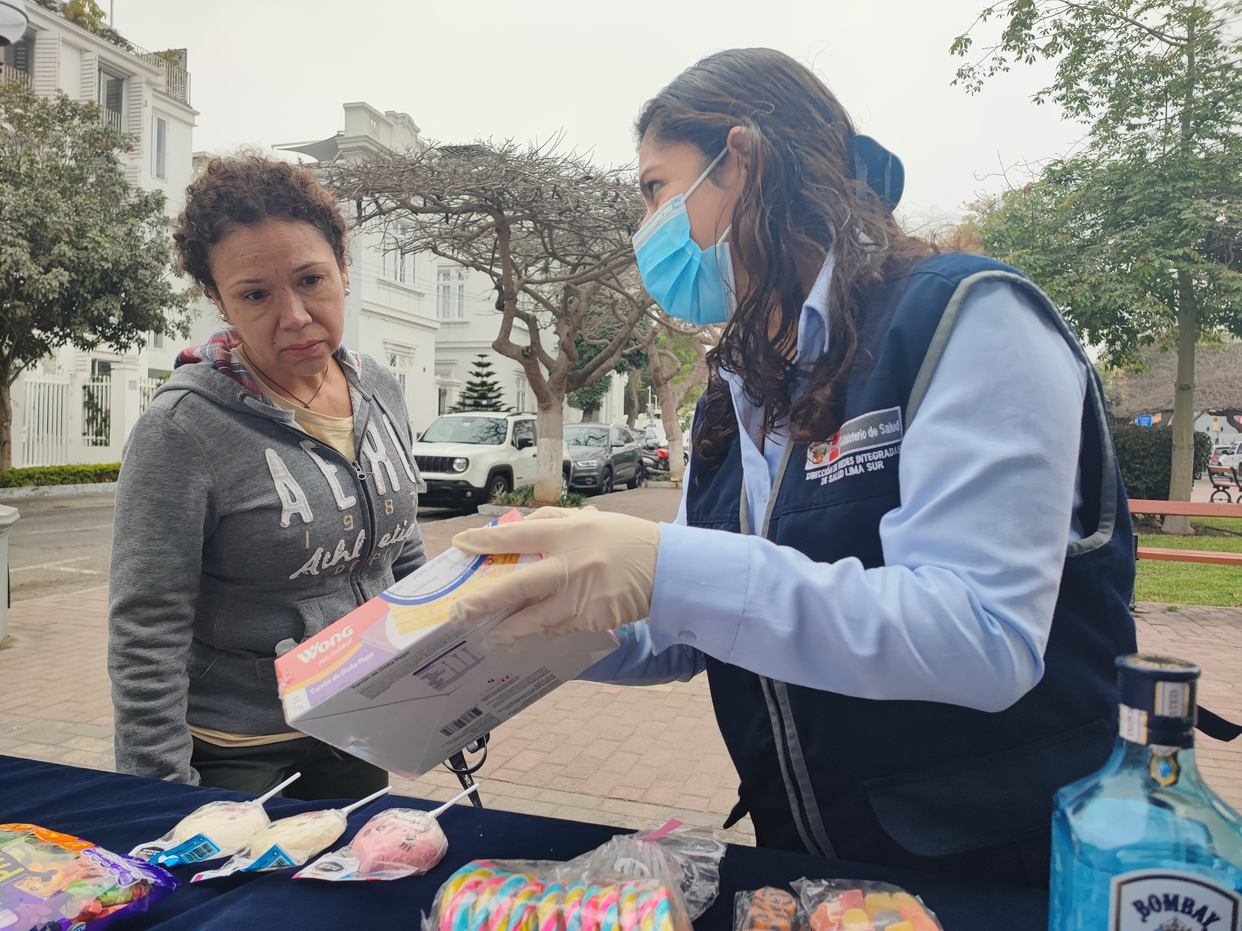 Diris Lima Sur a través de mesa demostrativa advirtió sobre riesgo de comprar golosinas, bebidas alcohólicas y juguetes sin garantía
