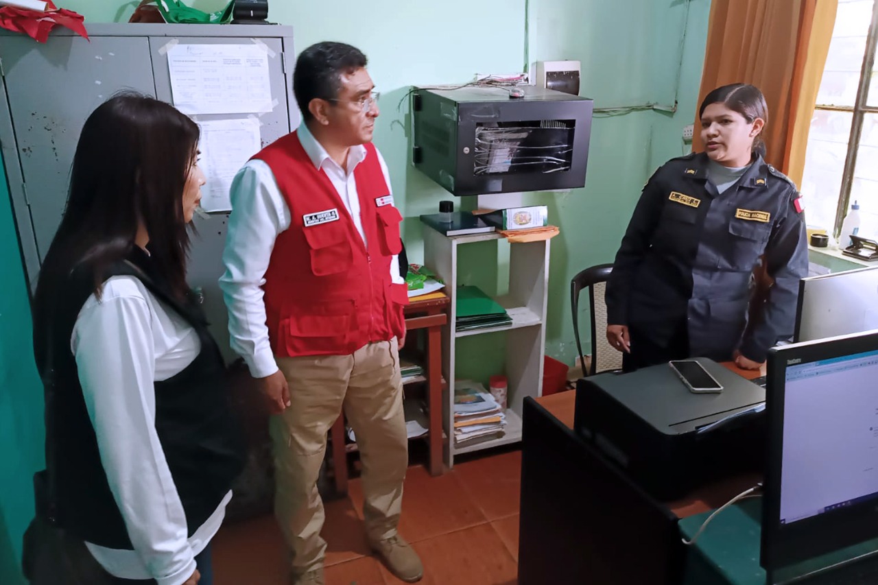 Ministro Huerta supervisa comisaría y puestos de vigilancia en frontera con Ecuador