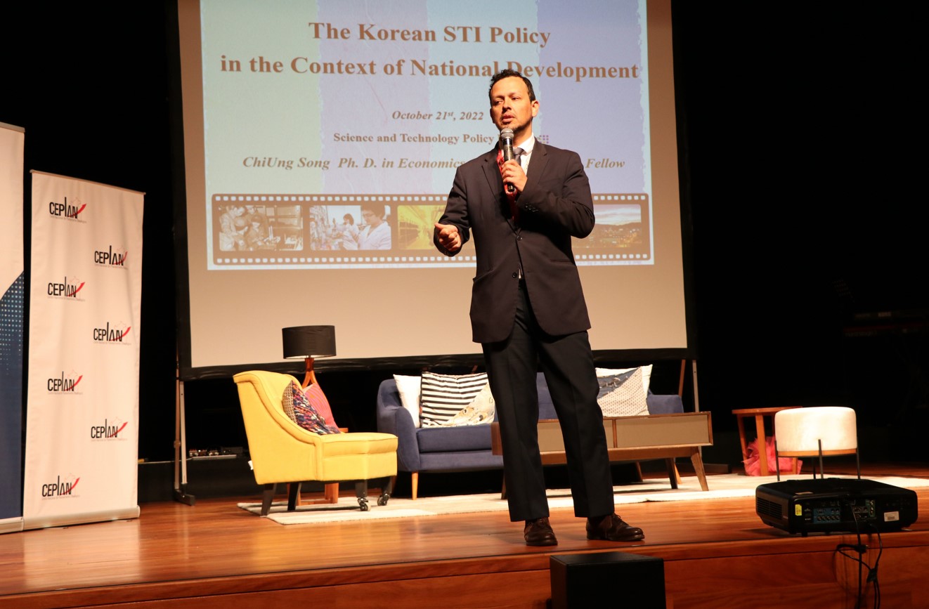 Presidente del Ceplan en seminario sobre experiencia coreana para el diseño de la política de Ciencia, Tecnología e Innovación.