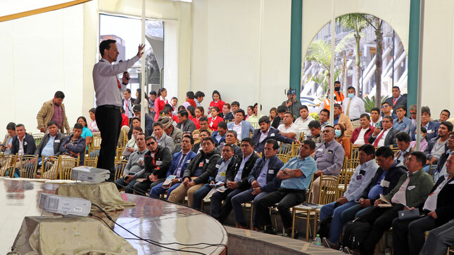 Presidente del Ceplan expone en Primera Convención Nacional de Alcaldes Electos del Perú