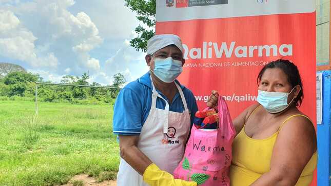 Madres y padres de familia recogen alimentos con bolsas ecoamigables