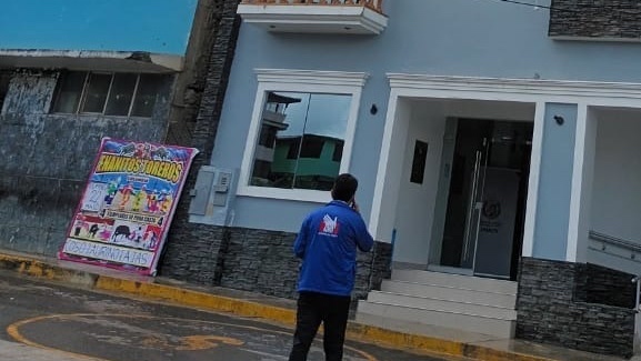 Foto de comisionado al ingreso de la universidad