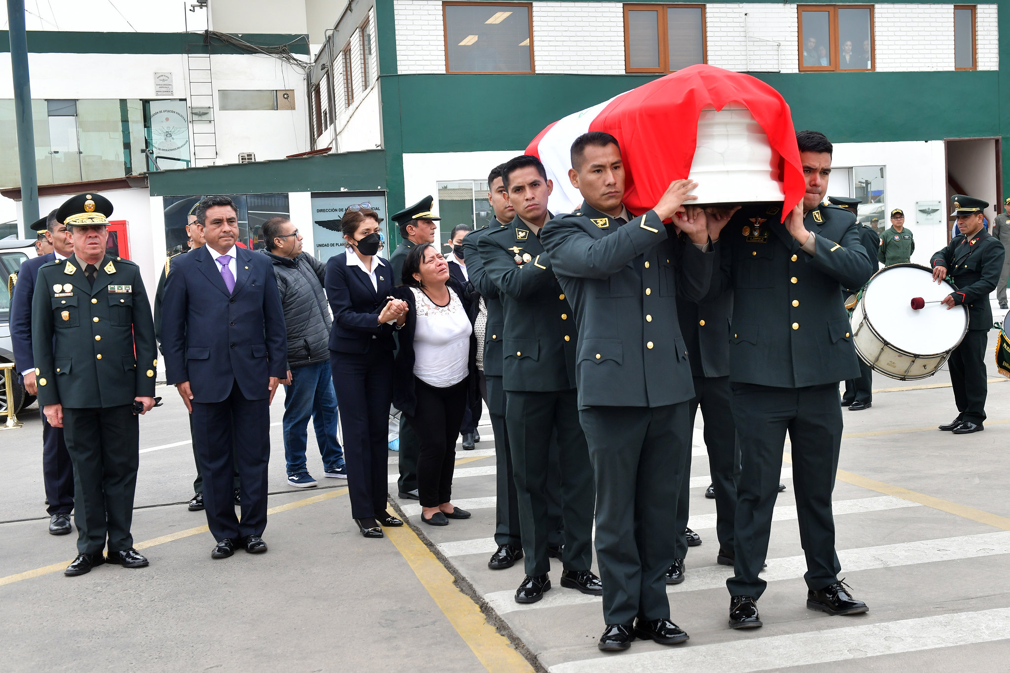 Ministro Willy Huerta expresó sus condolencias a los deudos del teniente Donald Loayza a nombre de todo el sector Interior.