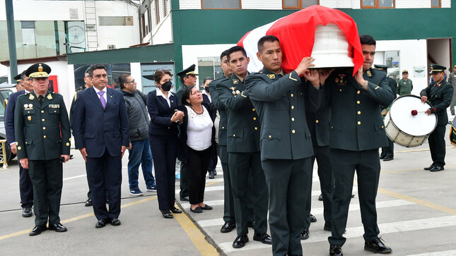 Ministro Willy Huerta expresó sus condolencias a los deudos del teniente Donald Loayza a nombre de todo el sector Interior.